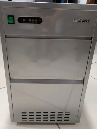 Máquina de Gelo Super Ice 26kg/dia Armazenamento/07Kg Black Benmax BMGX26-07 + NOTA FISCAL