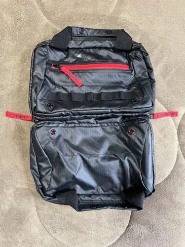 Bolsa pra higiene pessoal marca Oakley .