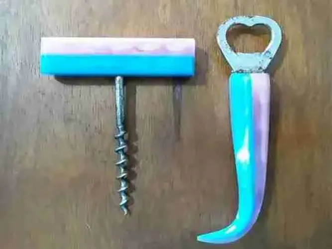 Conjunto de abridor e saca-rolhas antigos - com cabo imitando madrepérola.