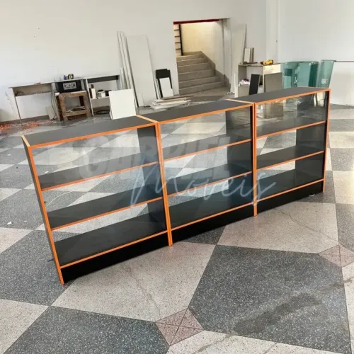 Balcão vitrine expositor c/ fita laranja MDF