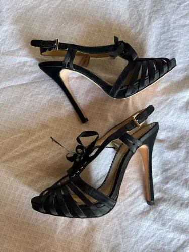 Sandália Setim preto. Salto 10cm. Couro. 37Br (9US)