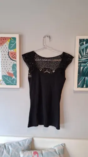 Camiseta preta acinturada com renda nas costas