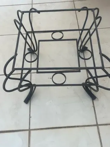 Mesa Pequena de Ferro Quadrada Preto 60x60x40 com tampo de Porcelanato
