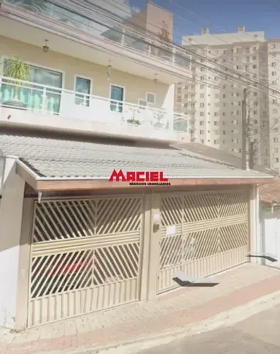 Excelente ponto comercial com 04 lojas independentes e mais 01 residência.