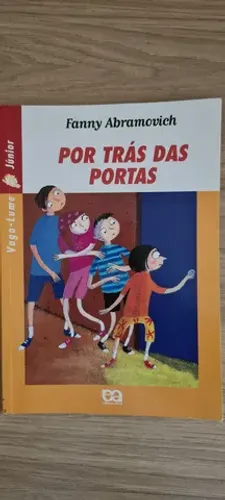 Por trás das portas.