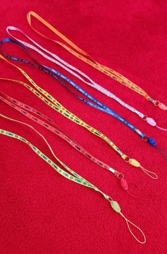 Cordinha 43cm coloridas para crachá ou pendrive 