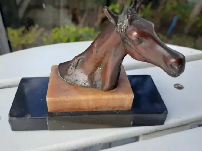 Escultura antiga em bronze mármore representando cavalo antigo 12cm alt