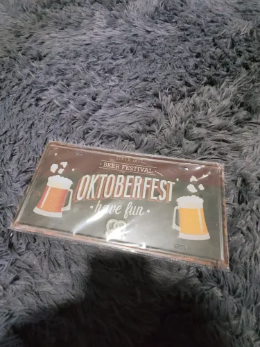Placa de metal, letreiro oktoberfest, cerveja. 