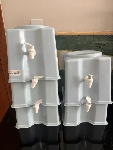 Cinco suportes de galão de água com avarias 