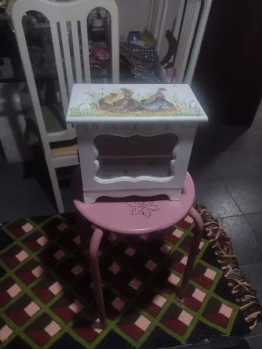 Porta ovos com pinturas nas laterais e frente capacidade para 12 ovos 