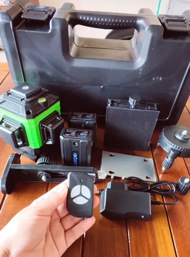 Nivel Laser 12 Linhas Verde 2 Baterias + Acessórios E Maleta 