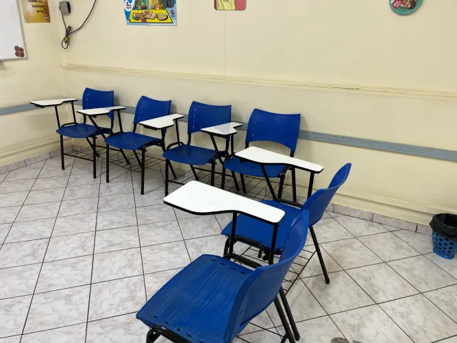 Cadeira escolar com braço de plástico 