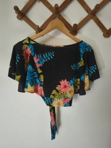 Cropped Preto Florido Com Amarração