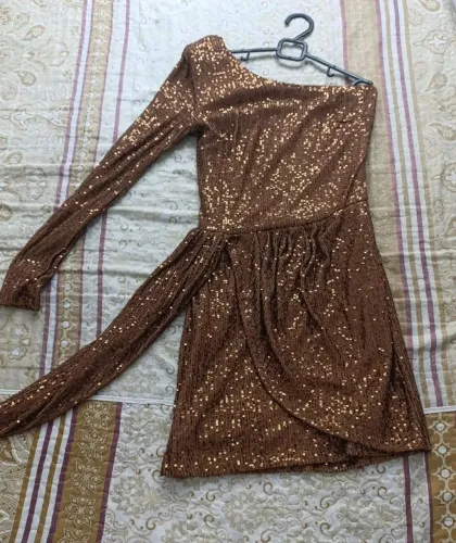 Vestido em Paetê Dourado Manga única brilhante