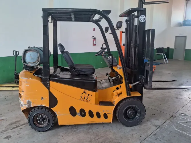 Empilhadeia A gas 2500kg