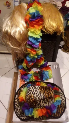 Perucas loiras e chapéu  com o colar para Carnaval