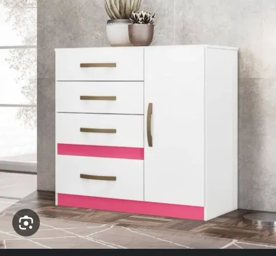 Cômoda branca com detalhe rosa 