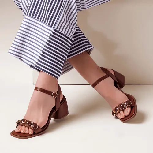 NOVO Sandália salto bloco estilo boho chic com pedrarias tamanho 36 marrom