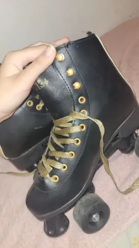 Patins Roller Quad Preto com Detalhes Dourados