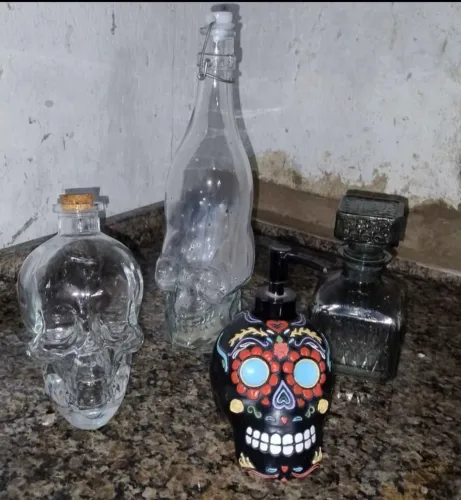 Kit EM VIDRO E CERÂMICA TEMA CAVEIRA