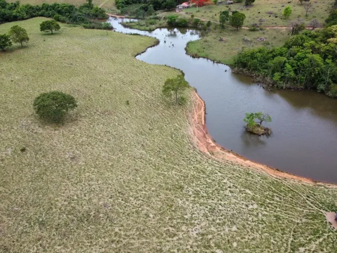 sitio 10 alqueires muito rica em benfeitorias 14 divisões de pasto .