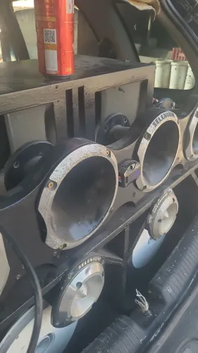 Vendo caixa de som com som automotivo completo pega e liga