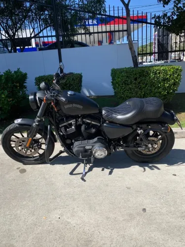 HARLEY-DAVIDSON SPORTSTER XL 883 R 