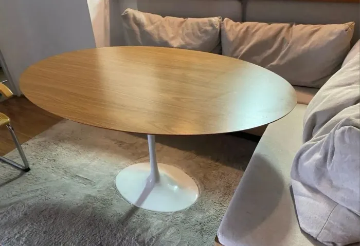 Mesa de Jantar Oval de Madeira