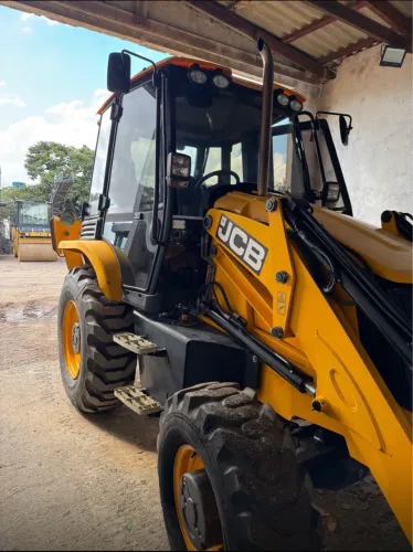 Retroescavadeira JCB 3CX ano 2021, 4x4, com 2.700 horas, ar condicionado, no PR