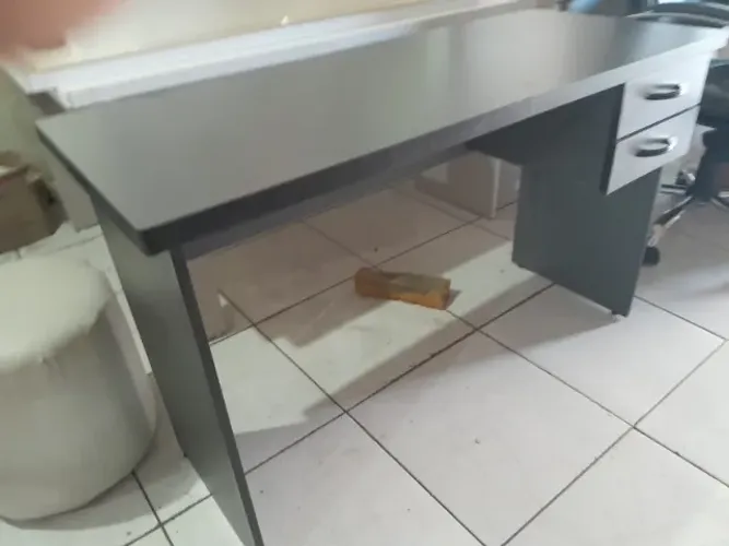 mesa cinza com duas gavetas - frete grátis