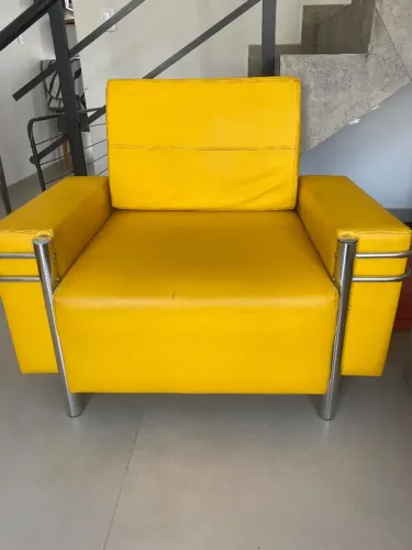 Poltrona em Corino com pés e detalhes cromados