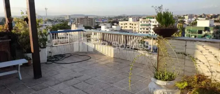 Cobertura com trÊs quartos, sendo um suíte, em Vila Valqueire, rua Água Comprida.