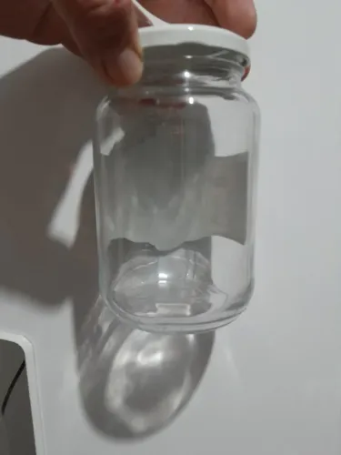 Vidros de conserva com tampa.