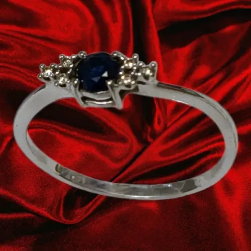 Anel de Ouro Branco Rodinado com Safira Azul e Diamantes Translúcidos
