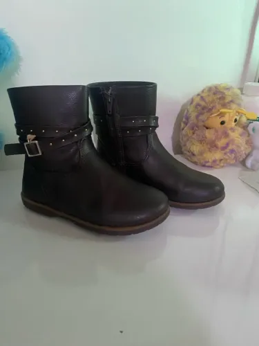 Botas infantis de couro com detalhes dourados