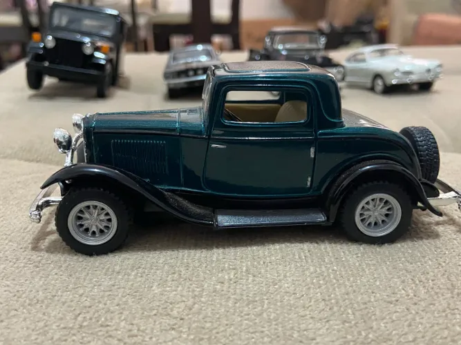 Miniatura Kinsmart - Ford 3-Window Coupé 1932 - Escala 1/34