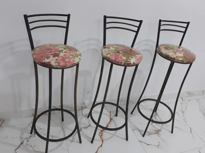 Vendo três bancos de ferro 