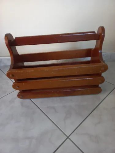 Revisteiro em madeira puro charme