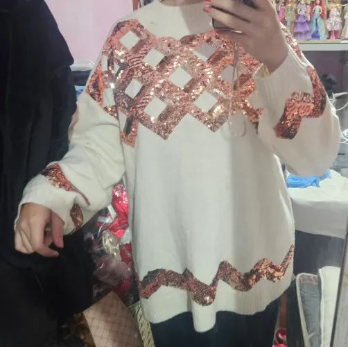 Suéter feminino branco com detalhes em paetês