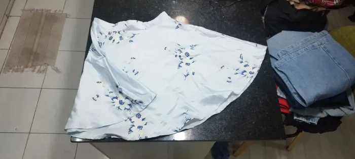 Saia gode rodada floral branca e azul coreana