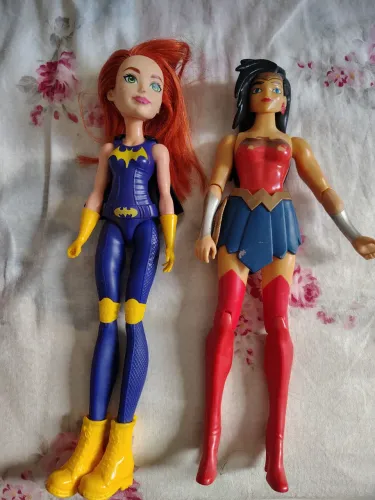 Batgirl e mulher maravilha 