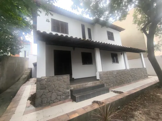Casa com 5 quartos, sendo 1 suíte, quintal e 2 vagas, Glória - Macaé - RJ
