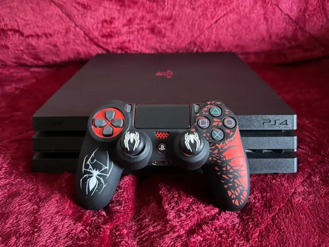 PS4 PRO (Semi novo) + 4 Jogos extra.
