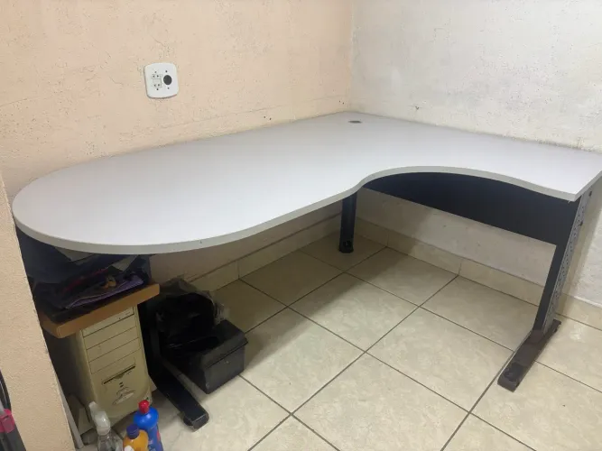 Mesa e L para escritório cinza