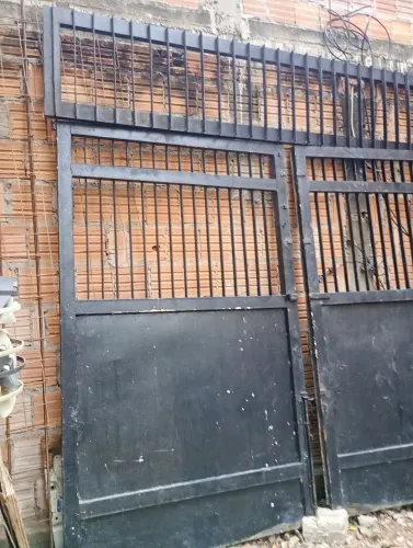 Vendo esse portão de ferro maciço medida 2,60 de largura por 2,10 de altura