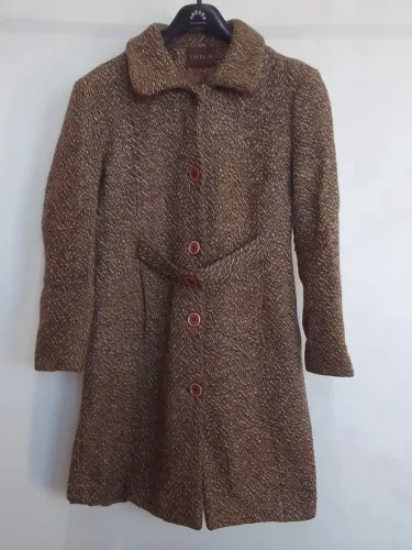 Vendo esse casaco de l? inteirinho bem quente tamanho M só buscar em alvorada não entrego 