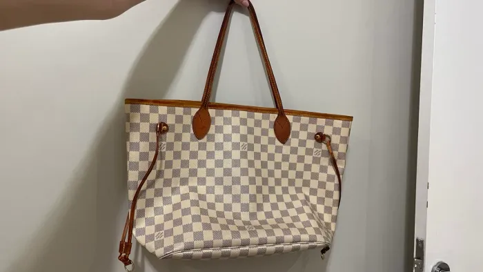 bolsa neverfull louis vuitton branca e cinza