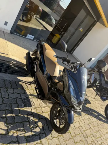 Honda PCX DLX praticamente zero. 