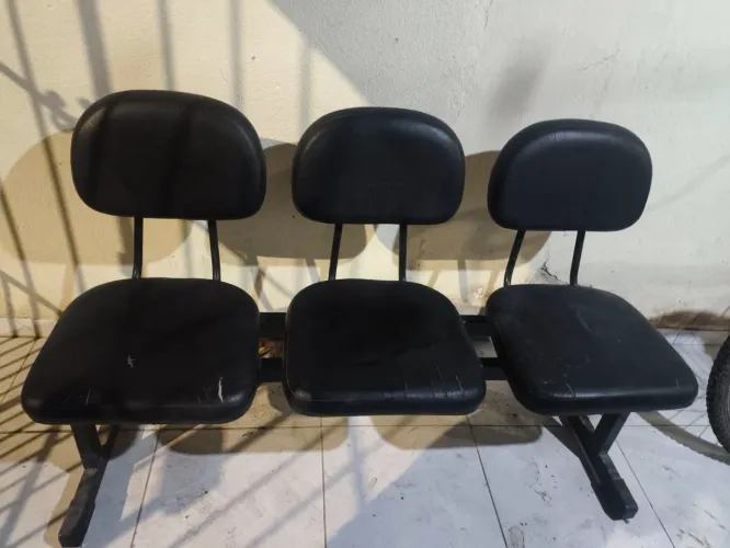 Cadeira de três lugares estofada
