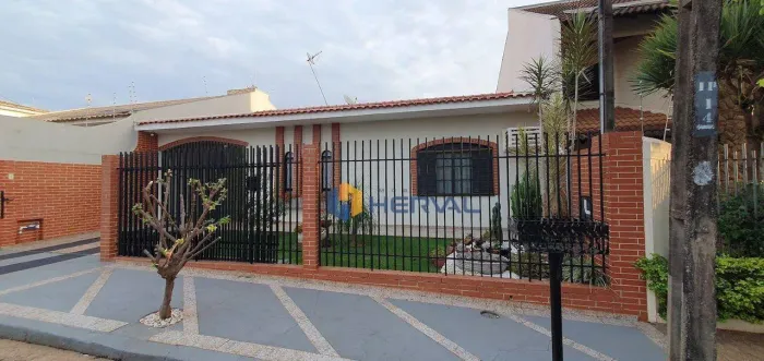 Casa com 3 quartos à venda, 210 m² por R$ 895.000 - Jardim América - Maringá/PR